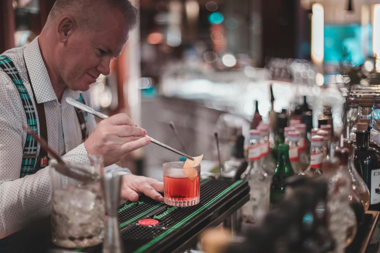 The Westin Grand Munich Hotel Ngoại thất bức ảnh A bartender at work
