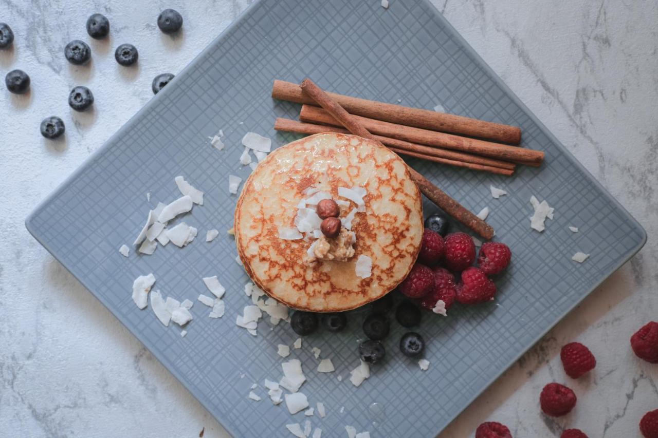 The Westin Grand Munich Hotel Ngoại thất bức ảnh A pancake with cinnamon and raspberries