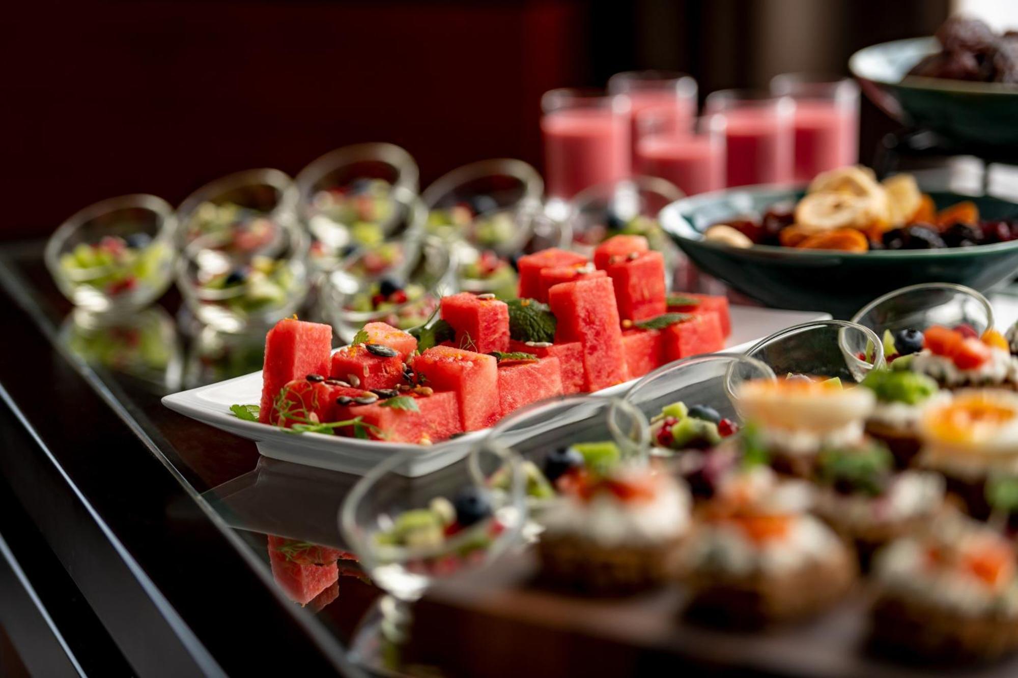 The Westin Grand Munich Hotel Ngoại thất bức ảnh A buffet of fruit and juice