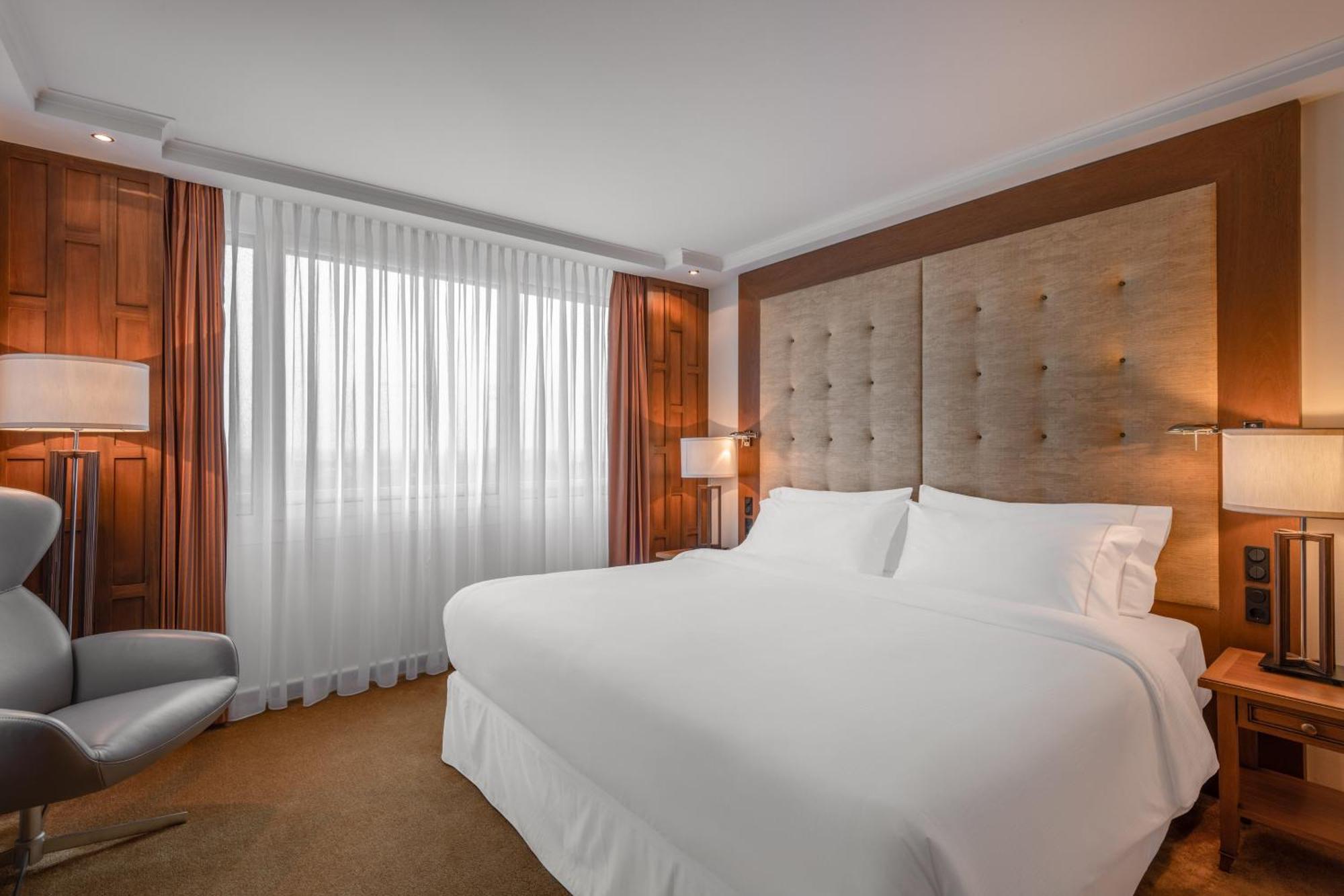 The Westin Grand Munich Hotel Ngoại thất bức ảnh A guest room at the hotel