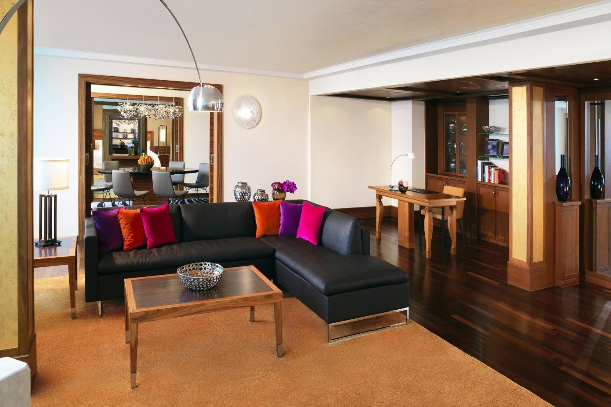 The Westin Grand Munich Hotel Ngoại thất bức ảnh A living room in a suite at the InterContinental Mumbai