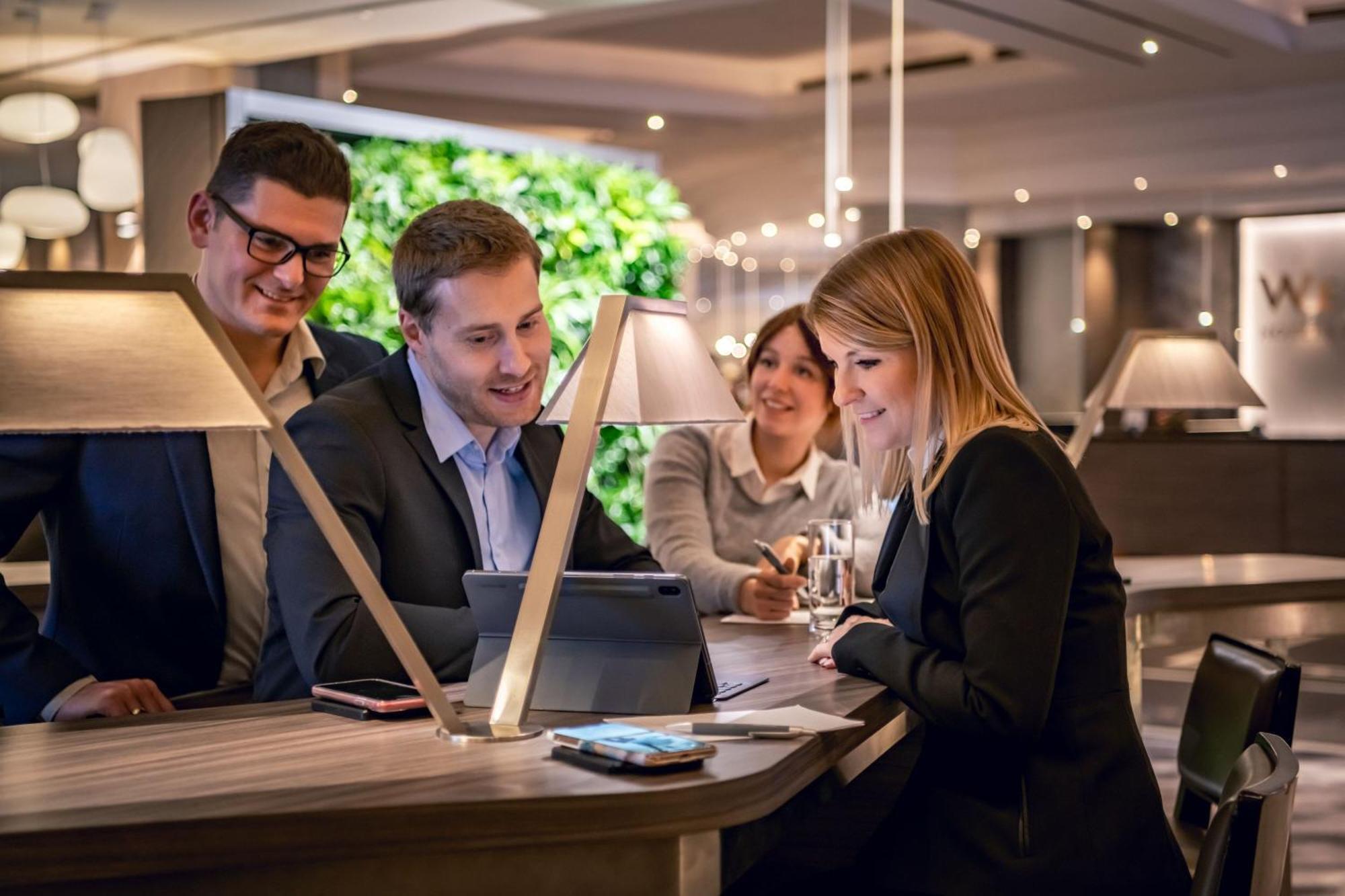 The Westin Grand Munich Hotel Ngoại thất bức ảnh Businesspeople working together