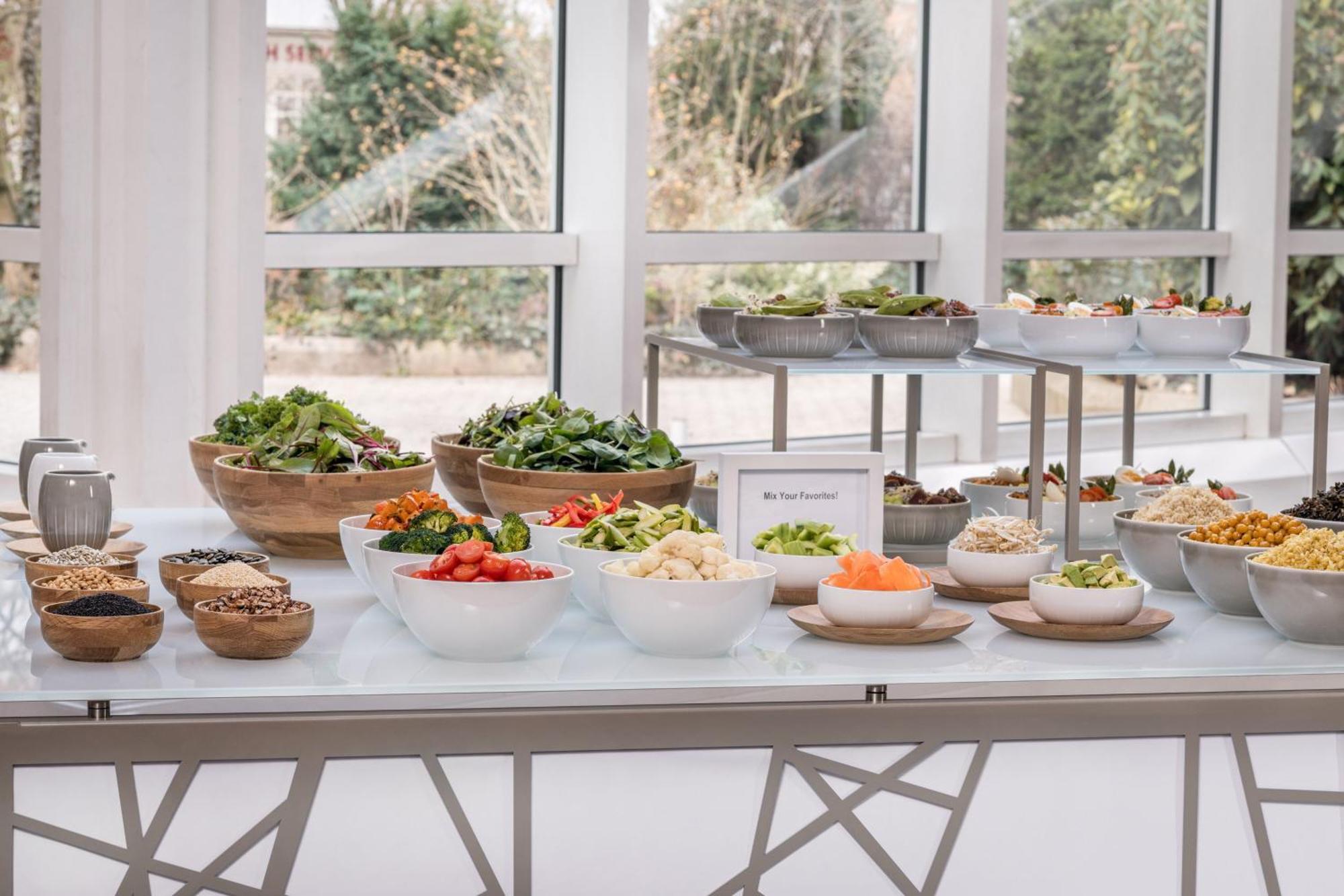The Westin Grand Munich Hotel Ngoại thất bức ảnh A salad bar