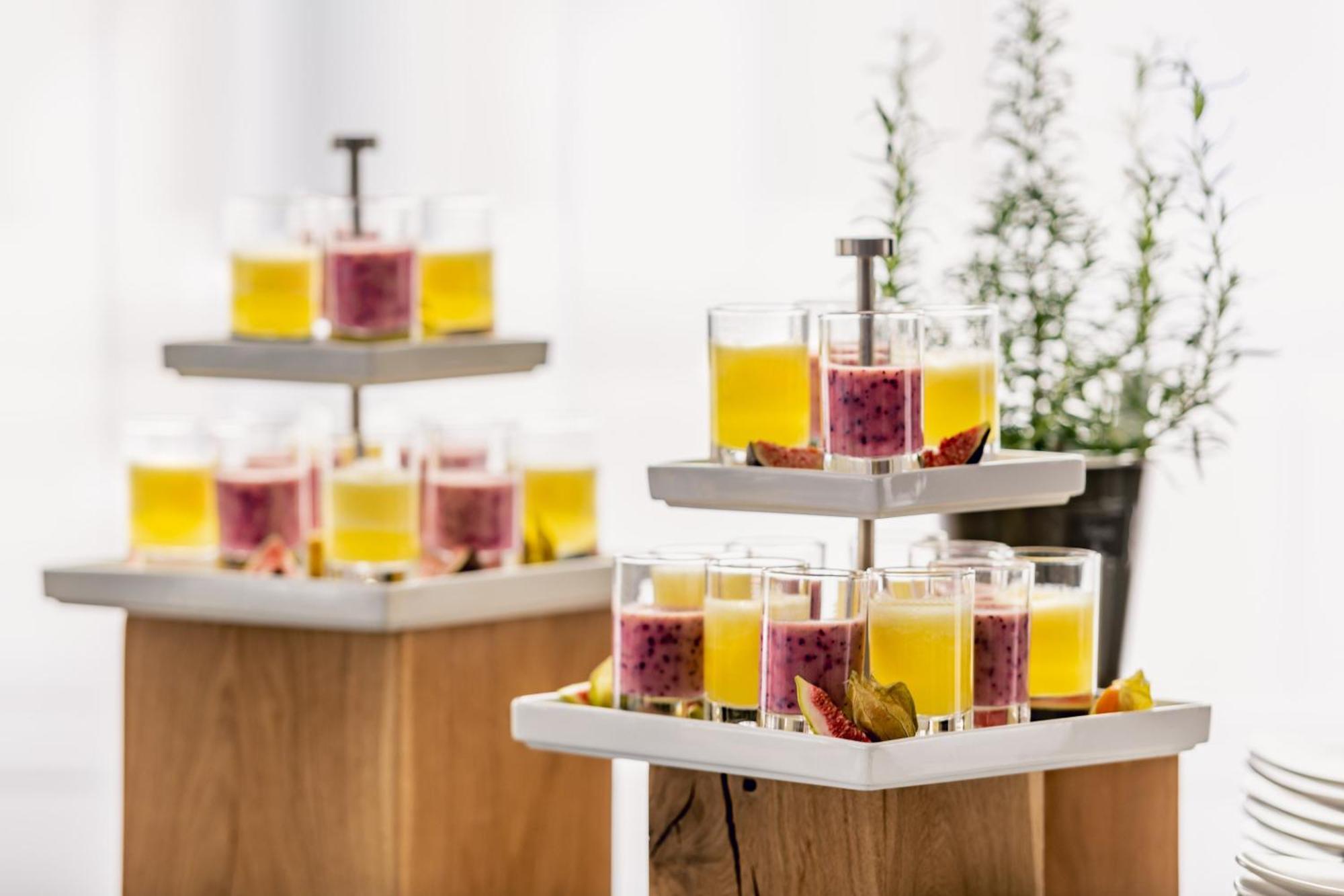 The Westin Grand Munich Hotel Ngoại thất bức ảnh A tiered serving tray