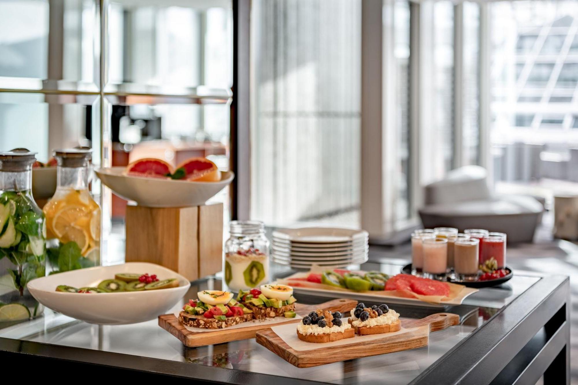 The Westin Grand Munich Hotel Ngoại thất bức ảnh A buffet at a hotel