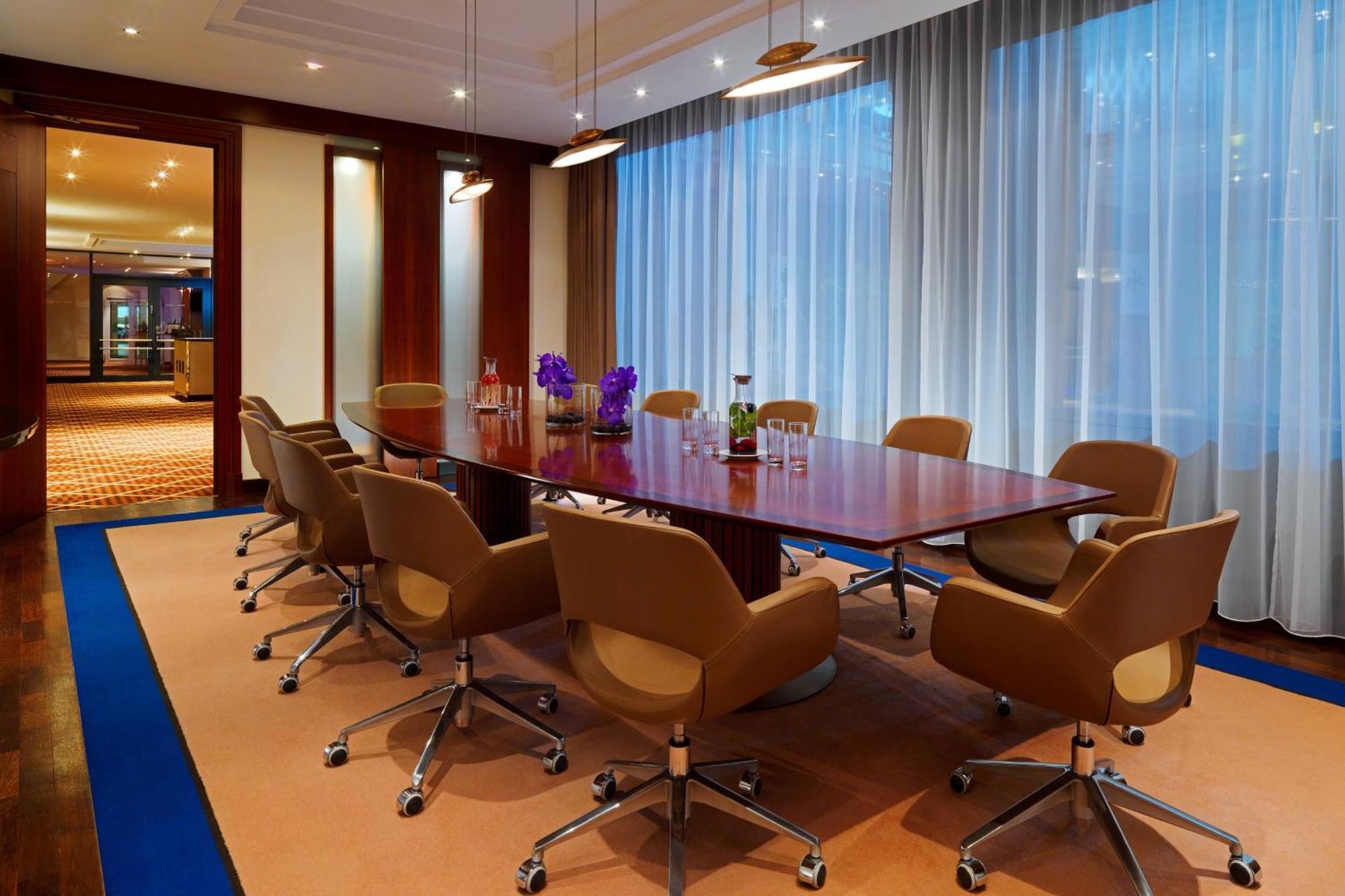 The Westin Grand Munich Hotel Ngoại thất bức ảnh A boardroom at a hotel