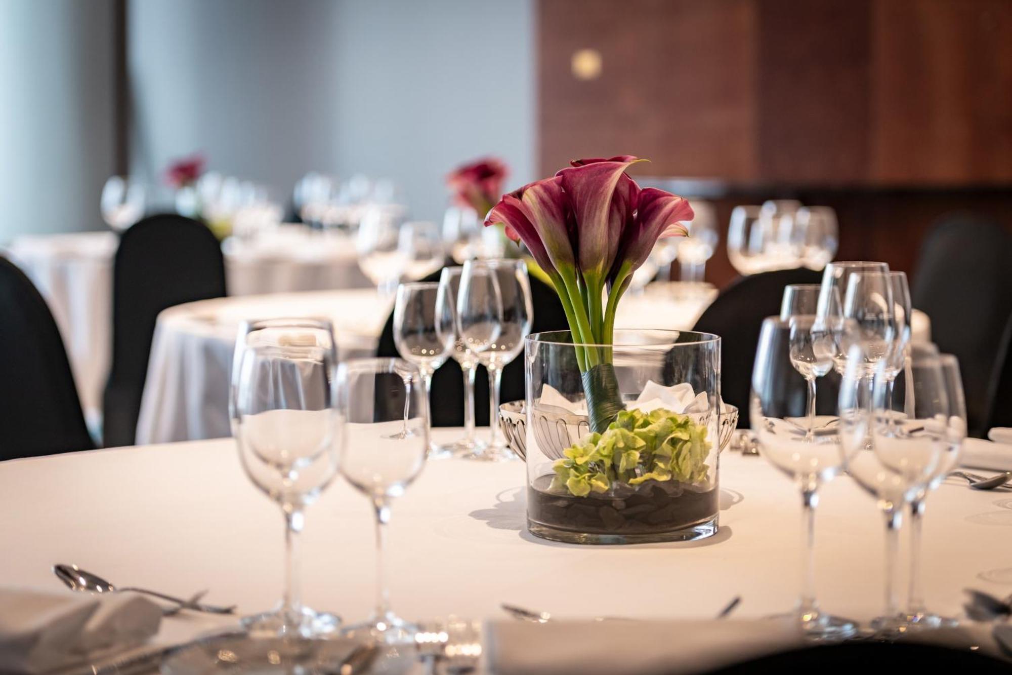 The Westin Grand Munich Hotel Ngoại thất bức ảnh A table set for a formal dinner