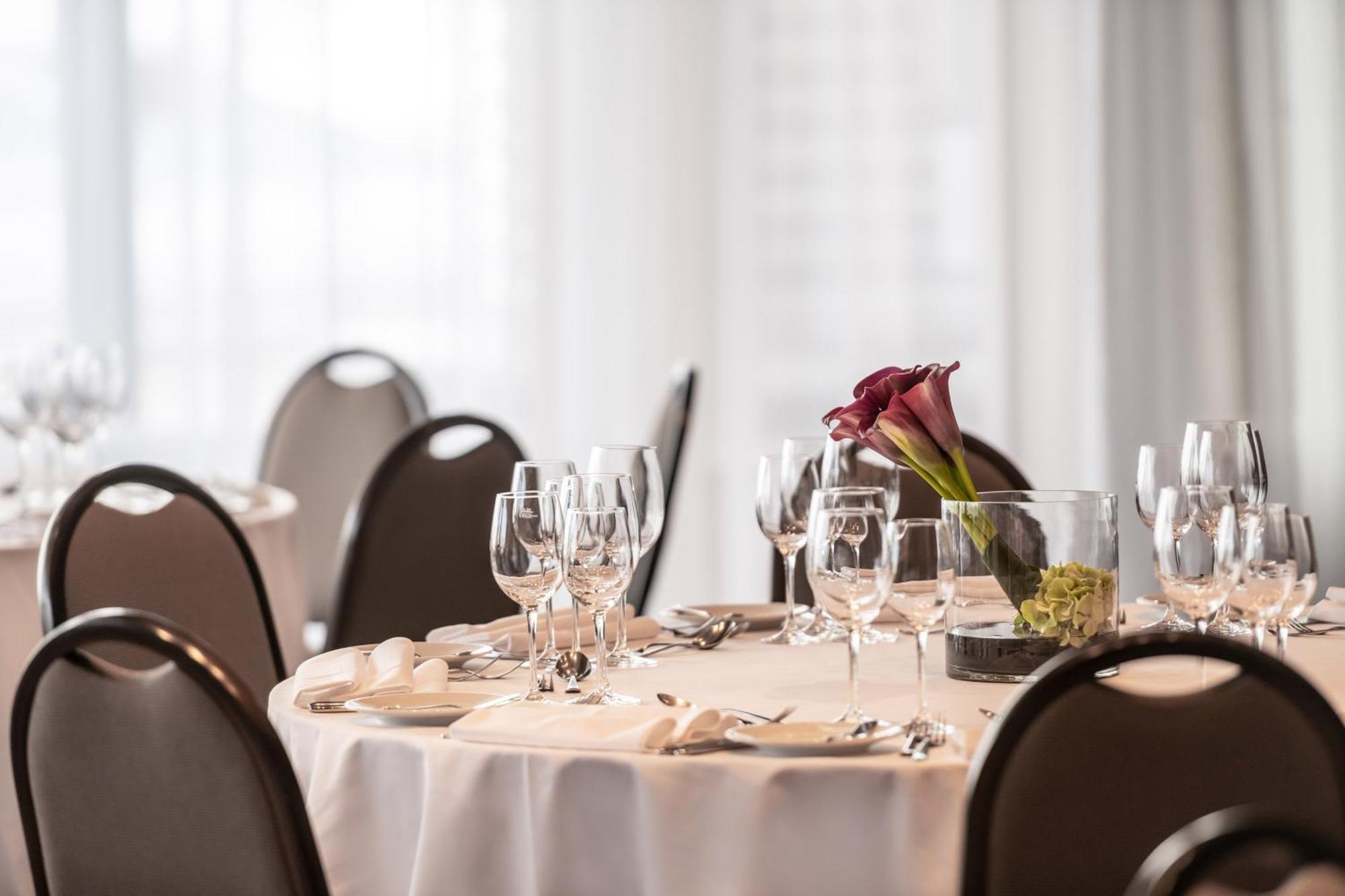 The Westin Grand Munich Hotel Ngoại thất bức ảnh A table set for a formal dinner